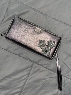 NWOT GUESS Metallic Zip Around Wallet Wristlet Glitter Floral Silver Gunmetal